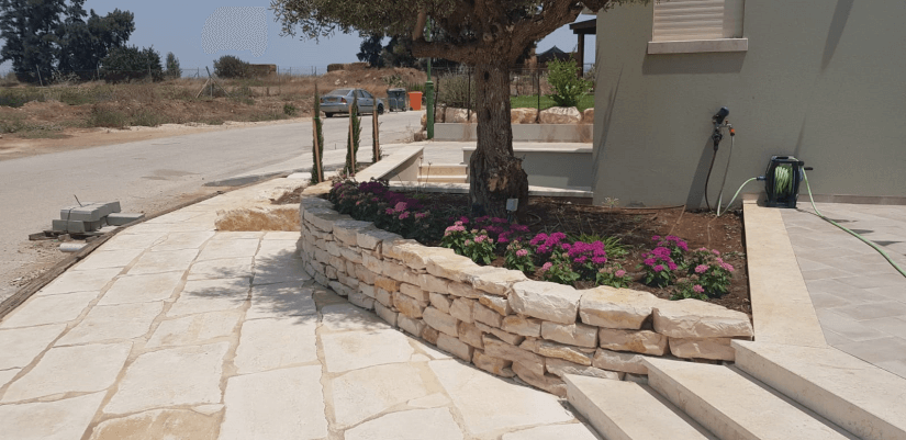 ערוגות בשילוב בנייה מאבן